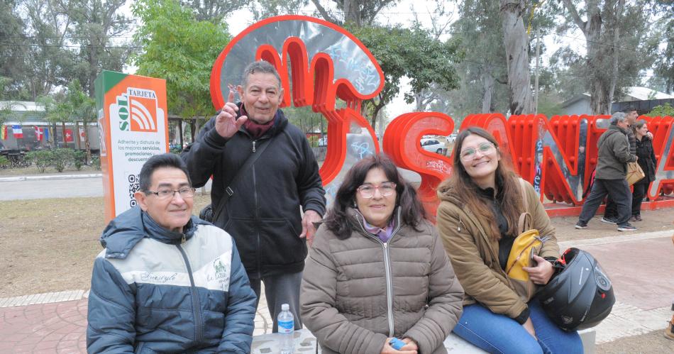 BUSCATE EN LAS POSTALES QUE DEJOacute EL LATIR DE LOS BOMBOS