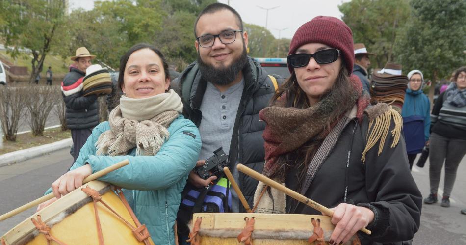 BUSCATE EN LAS POSTALES DE LA MARCHA DE LOS BOMBOS