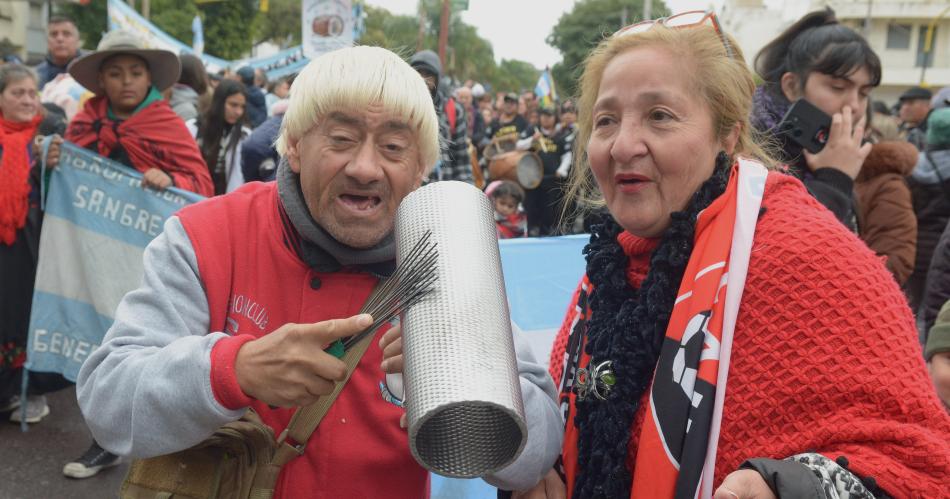 BUSCATE EN LAS POSTALES DE LA MARCHA DE LOS BOMBOS