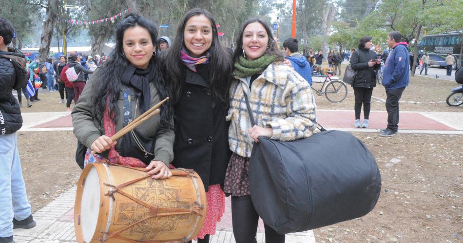 BUSCATE EN LAS POSTALES QUE DEJOacute EL LATIR DE LOS BOMBOS