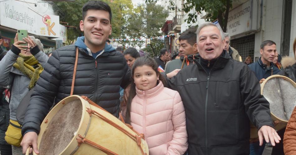 BUSCATE EN LAS POSTALES DE LA MARCHA DE LOS BOMBOS