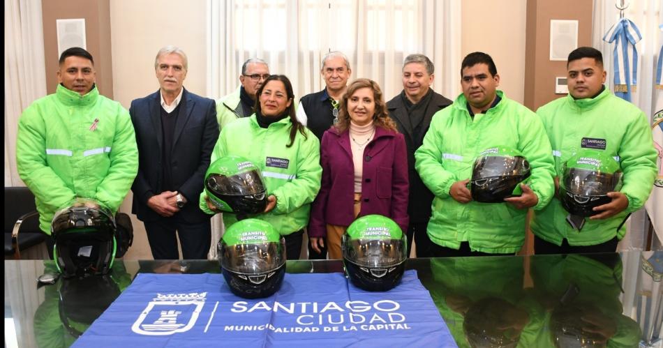 Fuentes entregoacute nuevos cascos a inspectores motorizados de Traacutensito