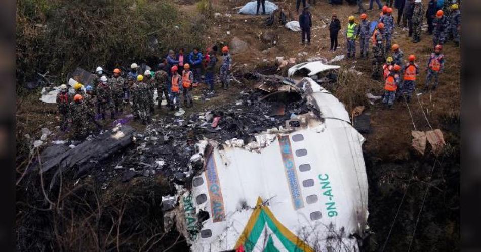 Se estrelloacute un avioacuten en Nepal y murieron 18 personas