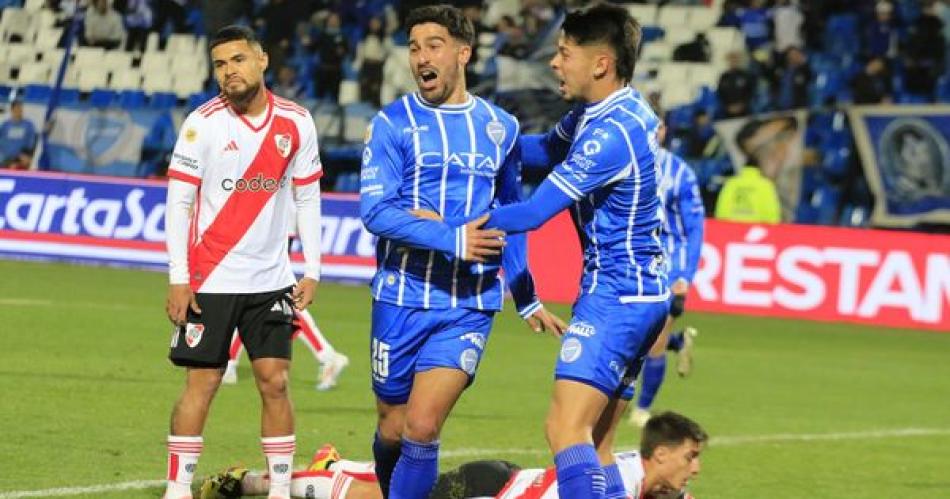 Dura derrota de River perdioacute 2 a 1 ante Godoy Cruz y toma distancia en la tabla