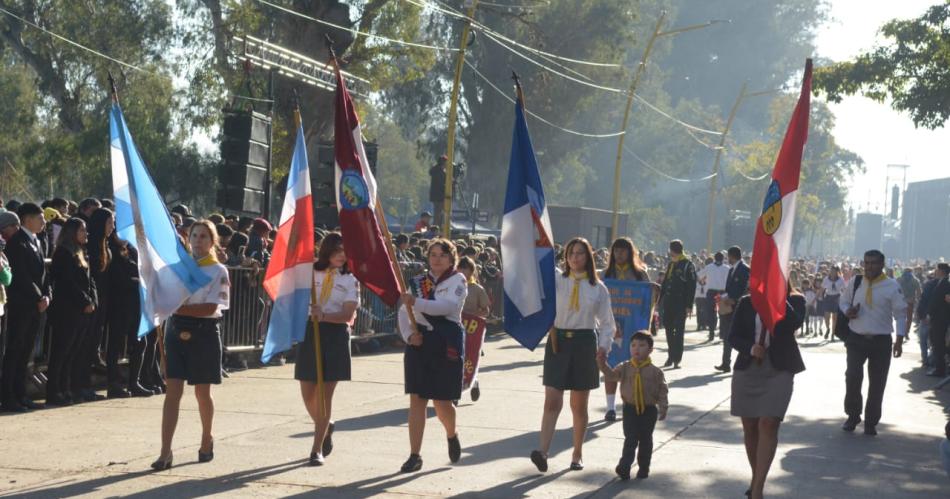 Santiaguentildeos y turistas disfrutaron del tradicional desfile ciacutevico militar