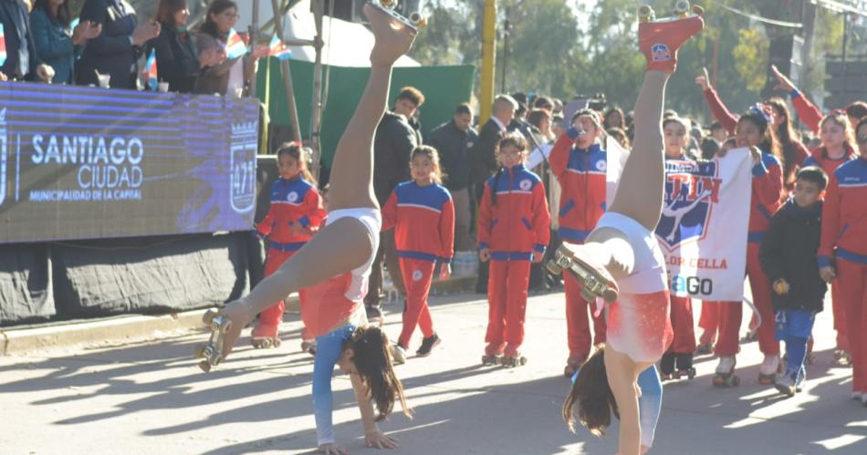 Santiaguentildeos y turistas disfrutaron del tradicional desfile ciacutevico militar