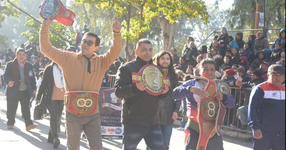 Santiaguentildeos y turistas disfrutaron del tradicional desfile ciacutevico militar