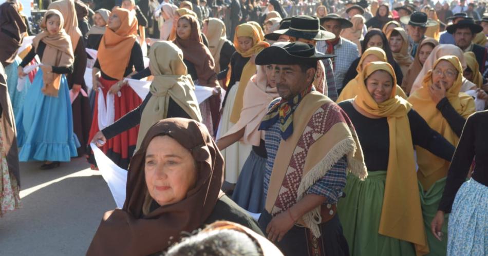 Santiaguentildeos y turistas disfrutaron del tradicional desfile ciacutevico militar