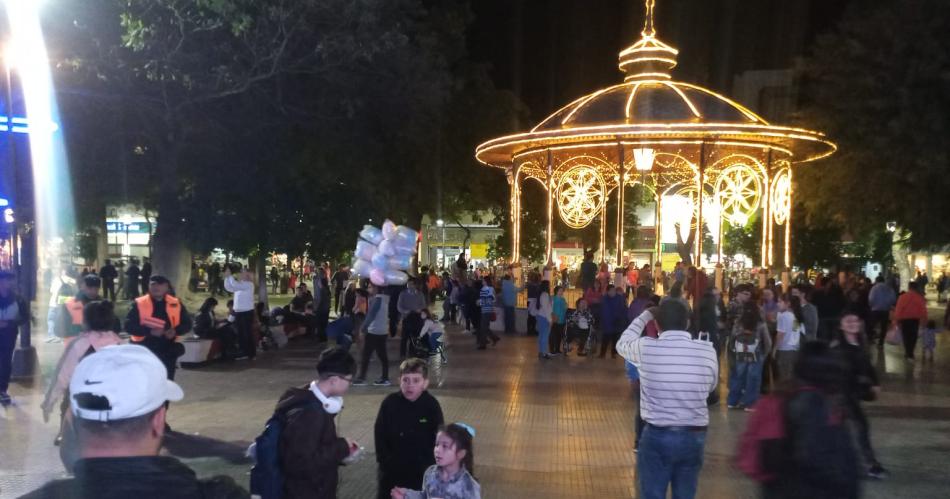 FOTOS Y VIDEO  Asiacute se vivioacute la vigilia por el aniversario de la Madre de Ciudades