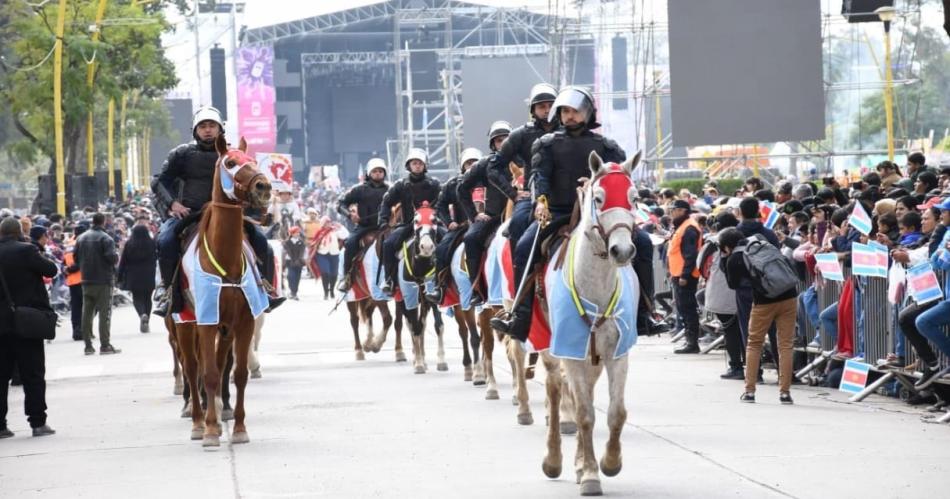 Santiaguentildeos y turistas disfrutaron del tradicional desfile ciacutevico militar