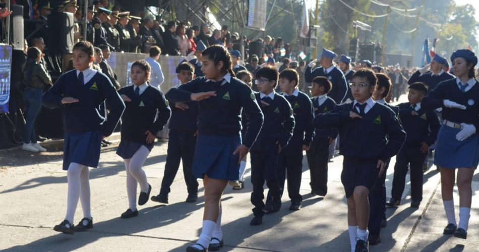 GALERIacuteA Las mejores fotos del acto y el desfile ciacutevico-militar