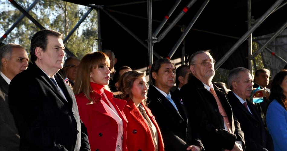 El gobernador encabezoacute el acto por el 471deg aniversario de Santiago