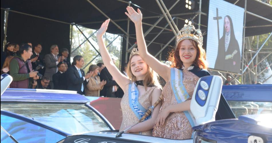 Santiaguentildeos y turistas disfrutaron del tradicional desfile ciacutevico militar