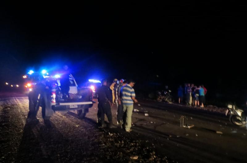 TRAGEDIA- La policía y particulares socorrieron a las víctimas tras el fuerte impacto en la ruta 2