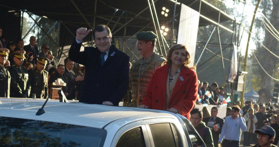 Santiaguentildeos y turistas disfrutaron del tradicional desfile ciacutevico militar