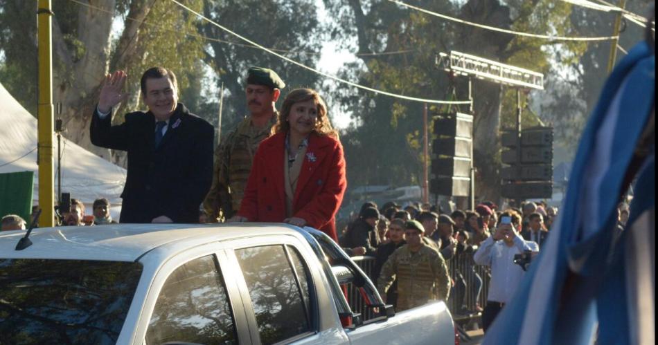 Santiaguentildeos y turistas disfrutaron del tradicional desfile ciacutevico militar