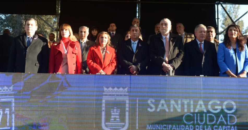 Santiaguentildeos y turistas disfrutaron del tradicional desfile ciacutevico militar