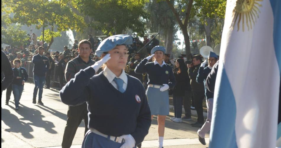 Santiaguentildeos y turistas disfrutaron del tradicional desfile ciacutevico militar