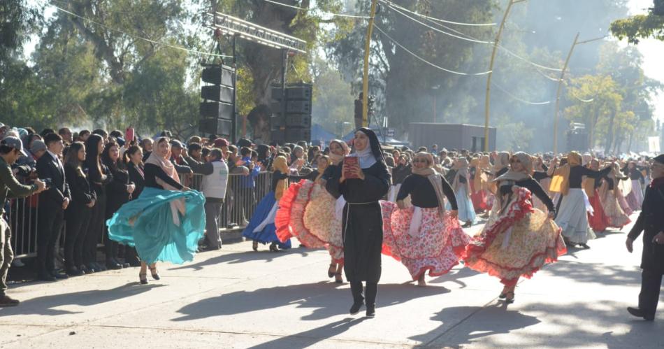 Santiaguentildeos y turistas disfrutaron del tradicional desfile ciacutevico militar