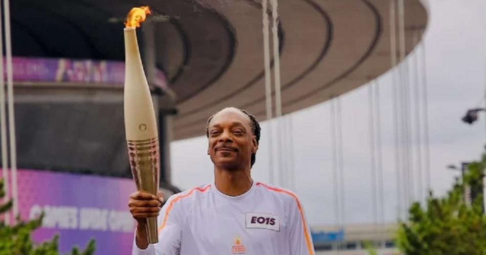 VIDEO- Snoop Dogg se hizo viral por llevar la antorcha de los Juegos Oliacutempicos 2024