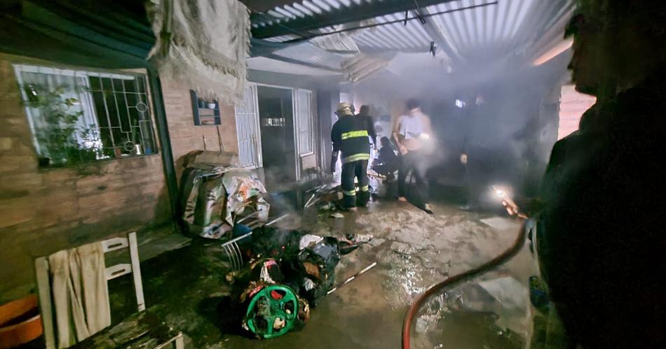 Paacutenico por el incendio en una casa del barrio Huaico Hondo