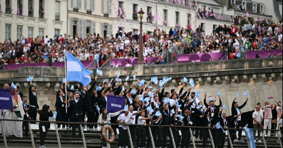 Una impactante ceremonia inaugural de Pariacutes 2024 se realizoacute a orillas del Riacuteo Sena