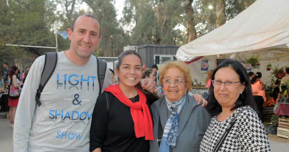 EL ENCANTO DE LA FERIA ARTESANAL 2024 DE SANTIAGO QUE SEDUCE A PROPIOS Y TURISTAS