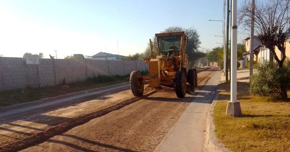 Intensifican los trabajos de nivelado y perfilado en arterias de diferentes barrios 