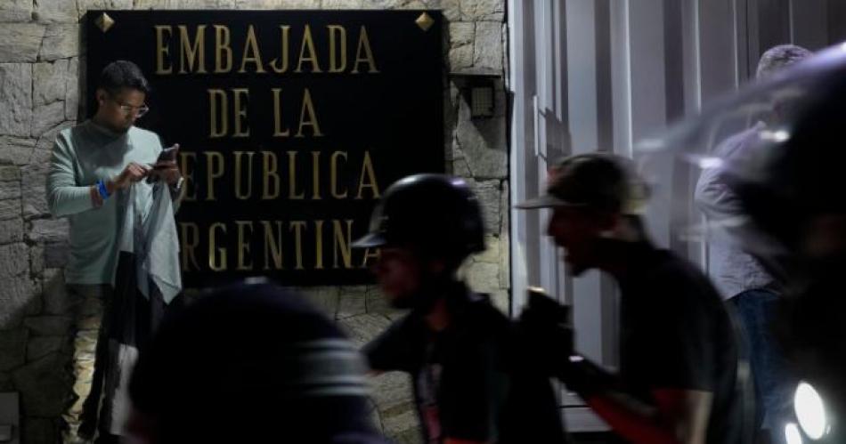 Denuncian movimientos extrantildeos y corte de luz en la embajada argentina en Venezuela