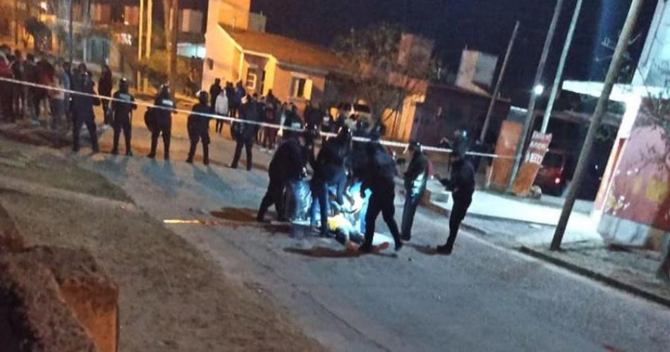 SHOCK TOTAL- Los policías fijan un perímetro con el cuerpo en el asfalto Fue la madrugada del 31 de julio del 2022