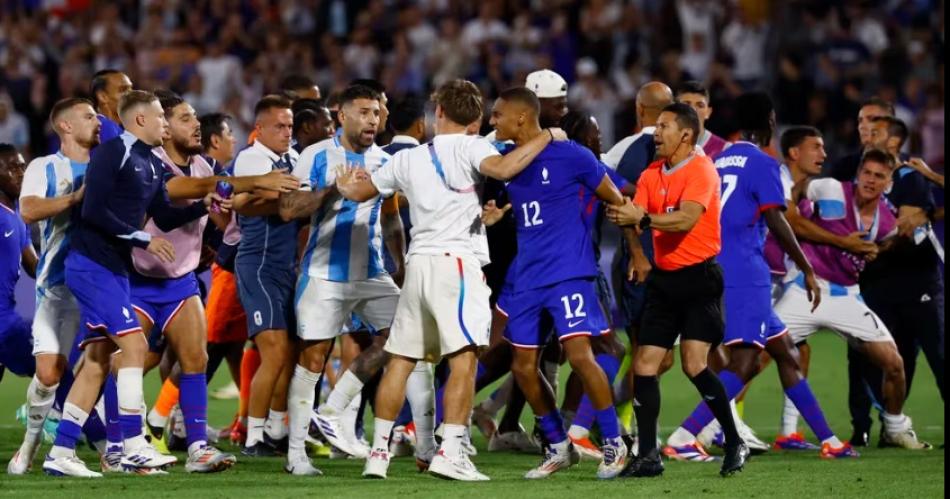 El rbitro expulsó tras el partido al nmero 12 de Francia Enzo Millot (Foto- ReutersSusana Vera)