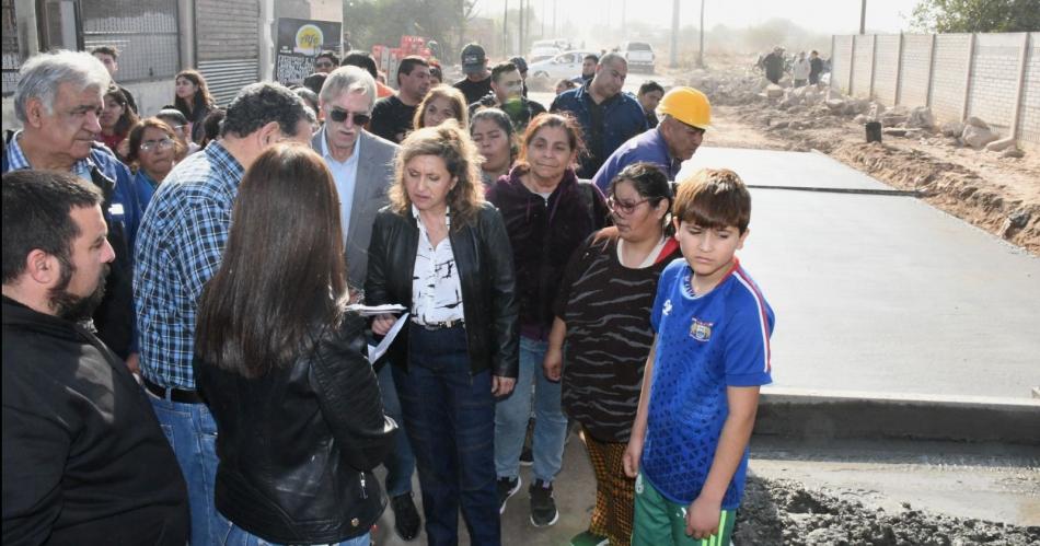 La intendente Fuentes supervisoacute el avance de la obra de pavimento de la calle Los Caminantes