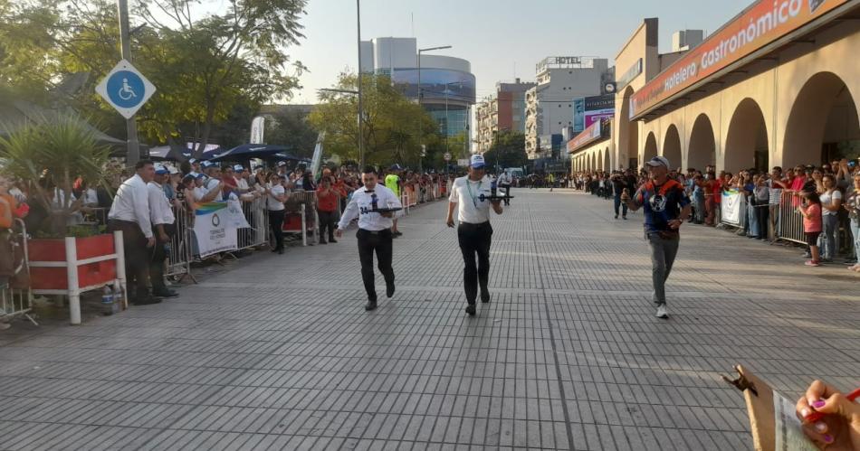 Maximiliano Robles del Hotel Amerian triunfoacute en Carrera de Mozos y Camareras en Las Termas 