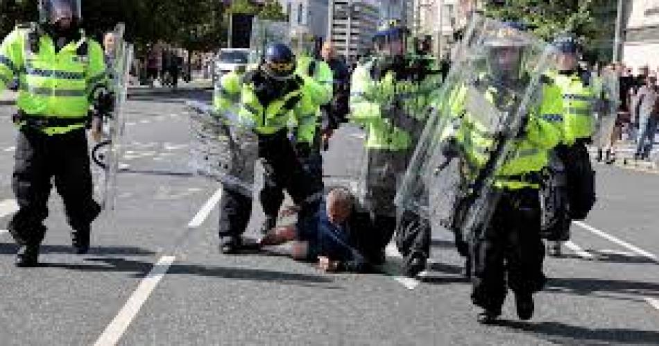 Reino Unido- violentas protestas de manifestantes de ultraderecha en todo el paiacutes