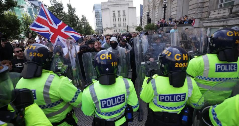 Reino Unido- violentas protestas de manifestantes de ultraderecha en todo el paiacutes