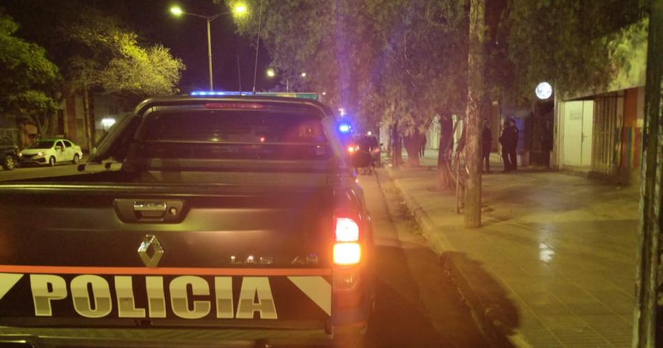 Asesinan de un puntazo a joven frente a novia en la plaza Belgrano