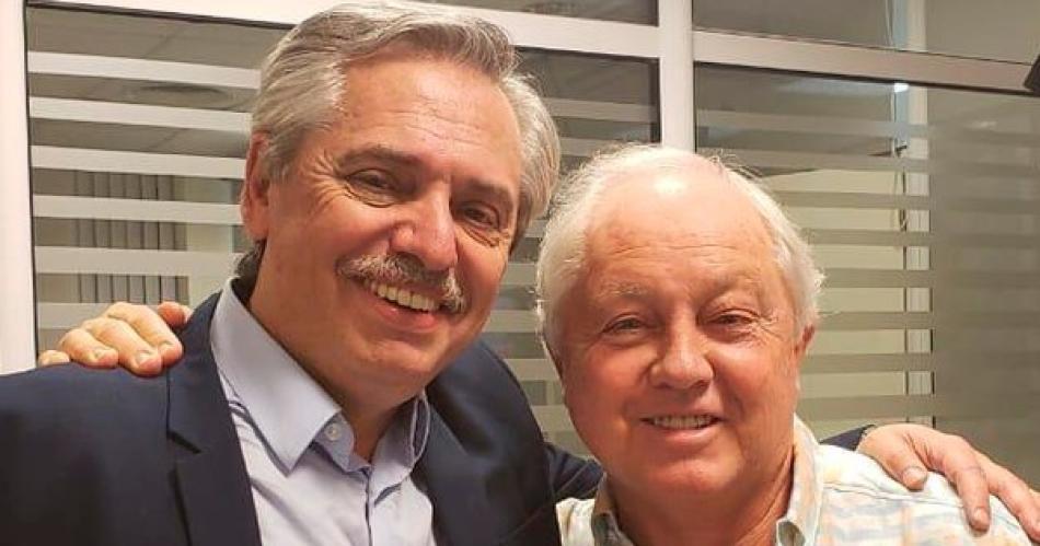 Alberto Fernndez con el esposo de su secretaria Héctor Martínez Sosa