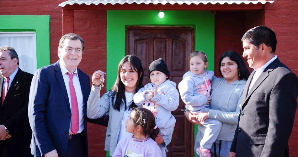 Zamora inauguroacute en Quebrachos una escuela renovada para 12 alumnos