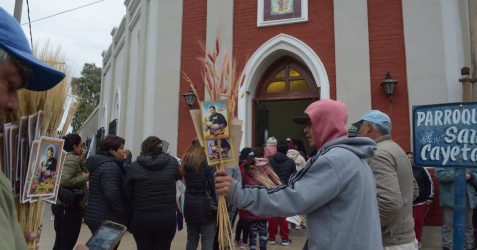 FOTOS- fieles honran a San Cayetano en Santiago del Estero