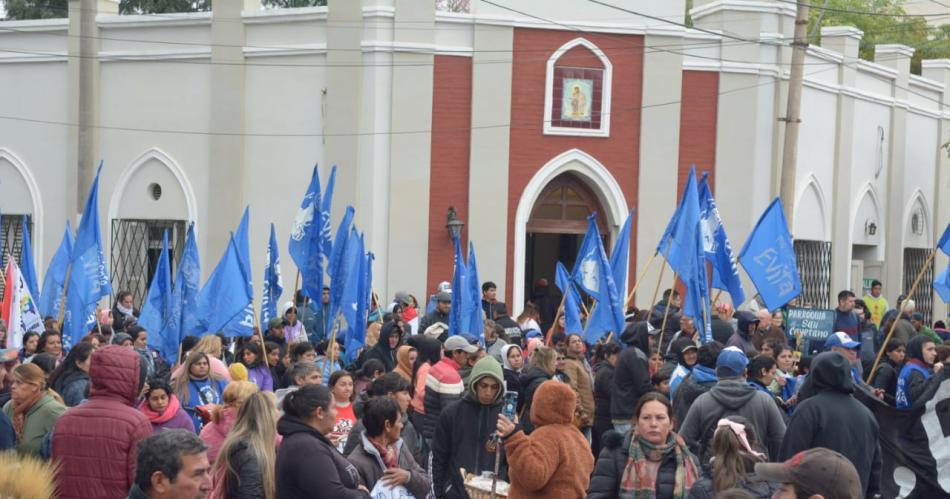 En Santiago hubo marcha de organizaciones sociales en el Diacutea de San Cayetano