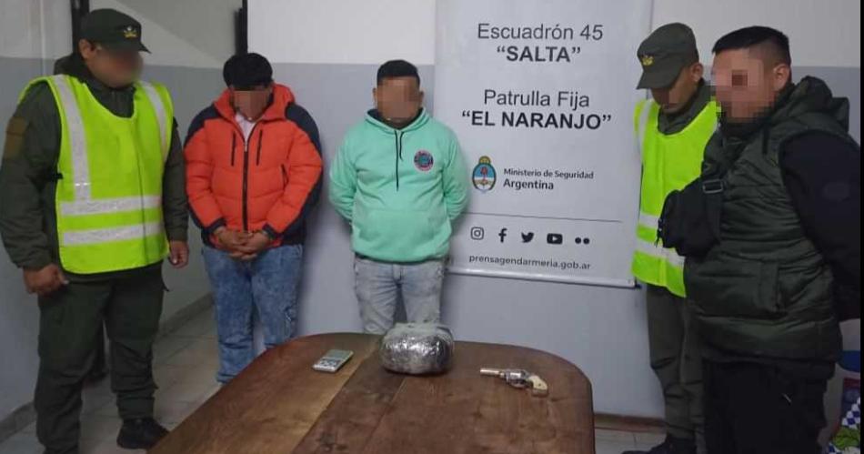 Detienen a dos pasajeros de un remiacutes que portaban un arma de fuego y trasladaban droga