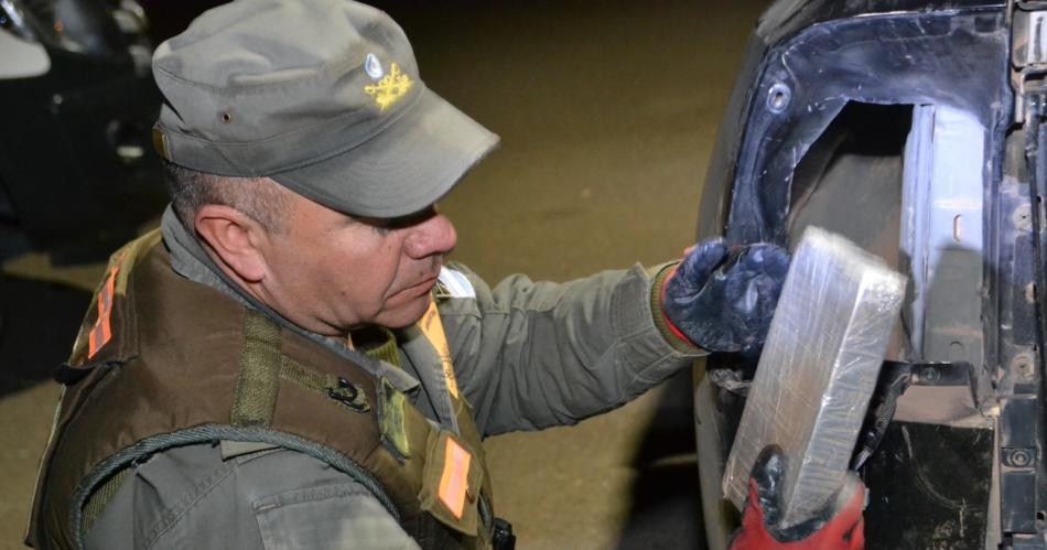 Gendarmeriacutea detuvo a pareja con maacutes de 50 kilos de cocaiacutena en el auto