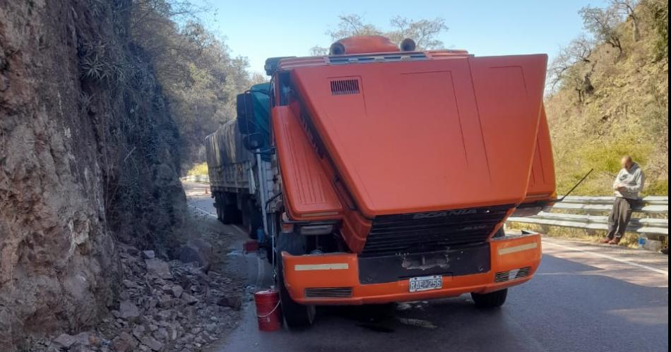 Atencioacuten Ruta Nacional 64- un camioacuten de gran porte obstaculiza el traacutefico en el KM 76