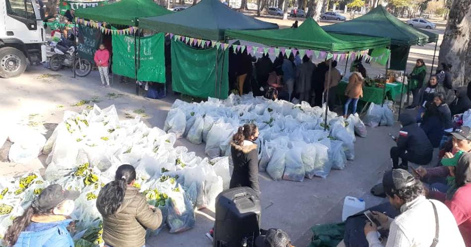 Organizan Feriazo con verduras a precios accesibles en la Plaza Sarmiento