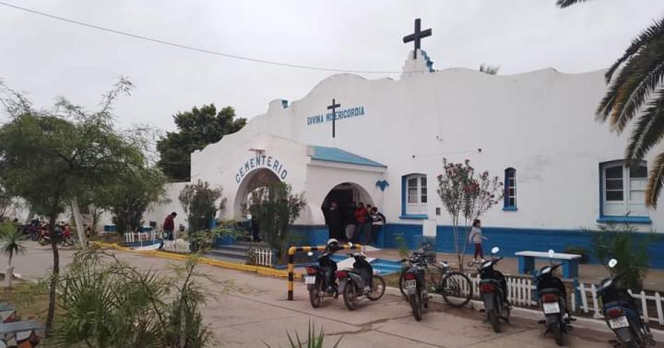 Una pelea dentro del cementerio de Antildeatuya terminoacute con una joven apuntildealada 