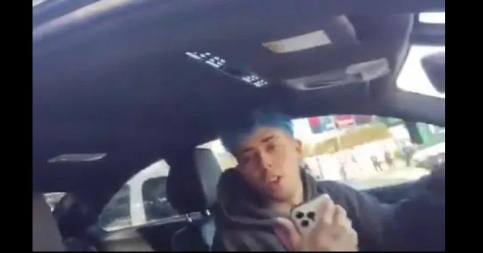 VIDEO  Luck Ra chocoacute con su auto y protagonizoacute un insoacutelito momento con un fan