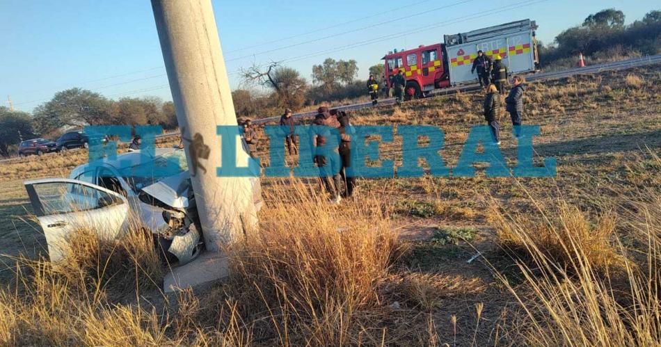 Un hombre murioacute y tres docentes sufrieron heridas al estrellar su auto contra una columna