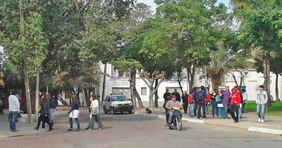 Violencia en La Banda- otra vez se enfrentaron chicos en plaza Belgrano