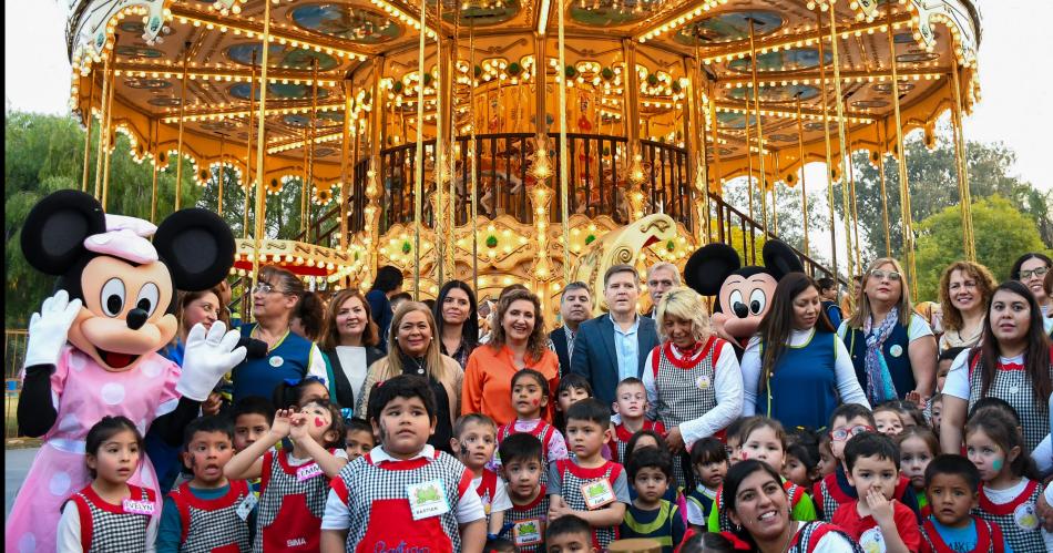 Fuentes junto a alumnos de jardines de infantes habilitoacute el carrusel del Parque de los Nintildeos