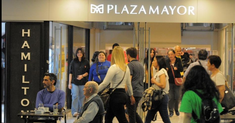 Gran cantidad de gente colmoacute el centro de la Ciudad y los paseos comerciales